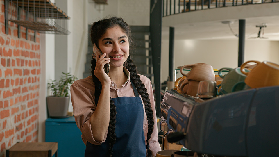 Barista en su cafetería