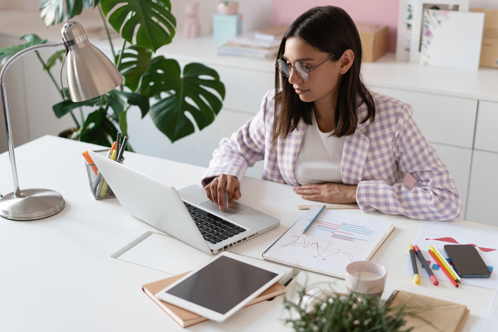 Trabajador independiente con notebook