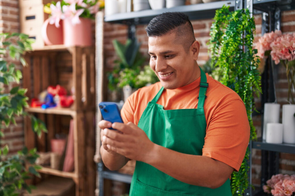WhatsApp Business: 3 funciones gratis que casi nadie usa Comerciante Usando Funciones De Whatsapp Pago Semanal 1024x683