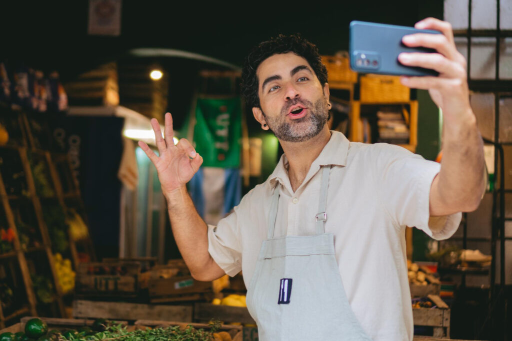 Instagram para tu comercio: 3 tipos de posteos que funcionan sin pagar publicidad Comerciante Grabandose Para Redes Sociales 1024x683