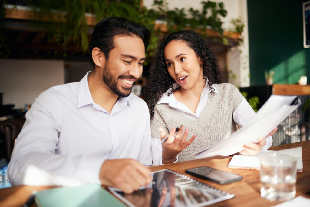 Qué tener en cuenta antes de elegir una cuota semanal Emprendedores Comparando Numeros De Cuotas De Prestamos 1024x683
